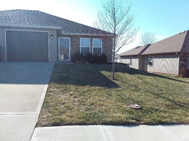 Building Photo - 123 SW Rose Garden Ln