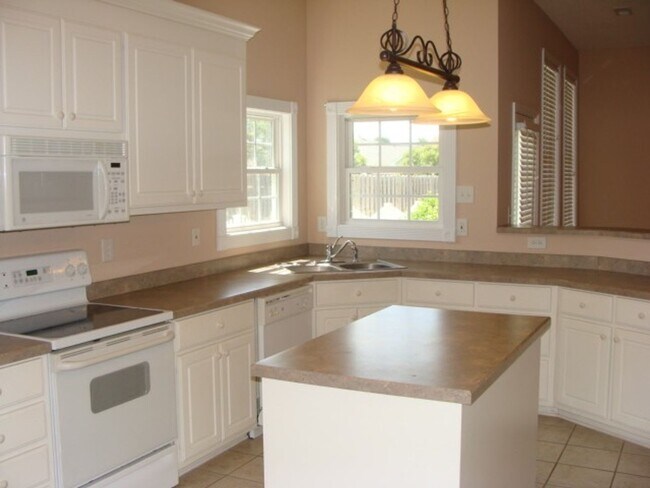 Building Photo - 3 Bedroom, 2 Bath, Unfurnished Home with L...