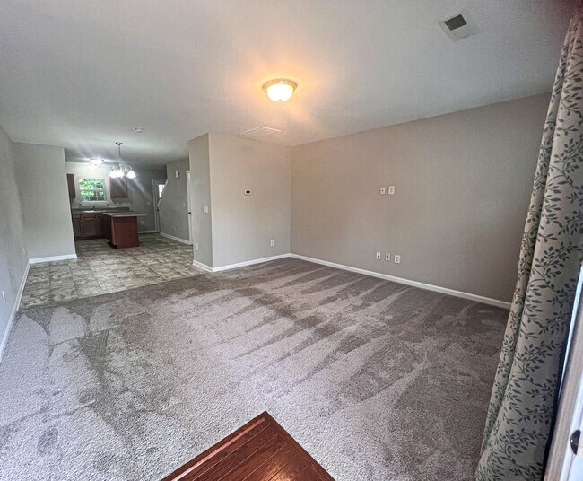 Foto del edificio - Lovely 2 bedroom 2 1/2 bathroom Townhome in Northeast Greensboro!
