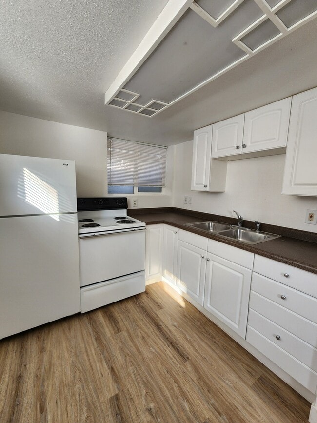 Building Photo - 2571 E 3300 S