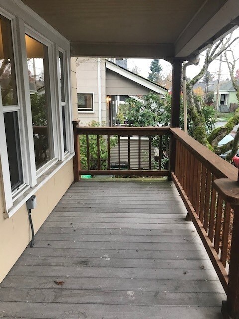Building Photo - Lovely 1910 home in SE!  Welcoming Front P...
