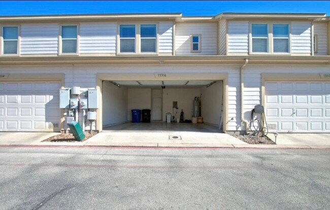 2 Car Garage - 13316 Bristow Dawn Townhome