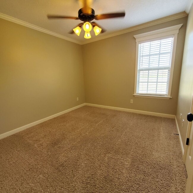 Foto del edificio - Modern Elegance in Nelson Hill: 4BR/2BA Oasis with Wood Floors, Fenced Yard, and Pet-Friendly Perks!