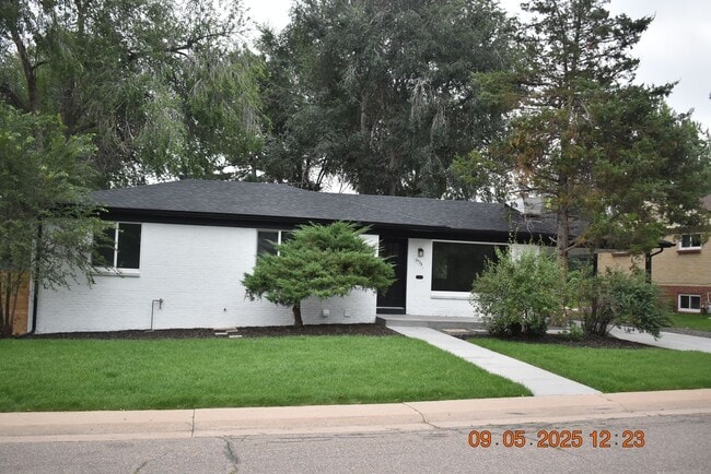Building Photo - 4 bedroom / 3 bath / Beautifully Updated