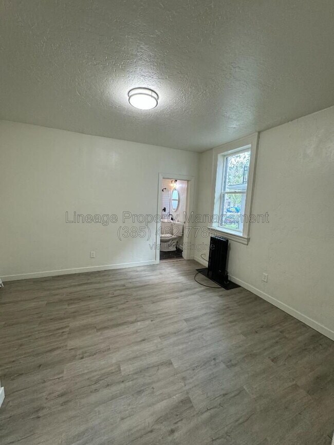 Building Photo - 376 E Broadway