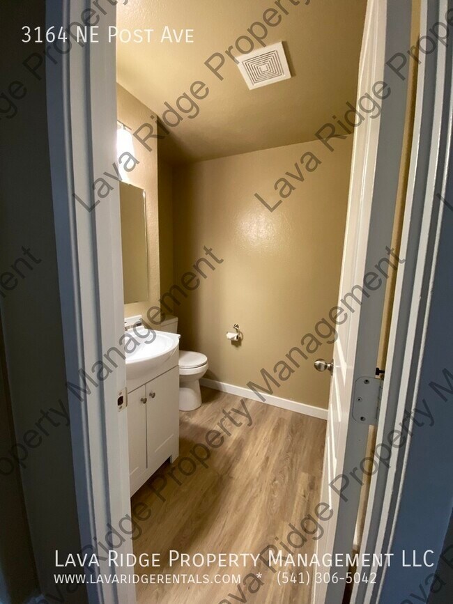 Building Photo - 3164 NE Post Ave