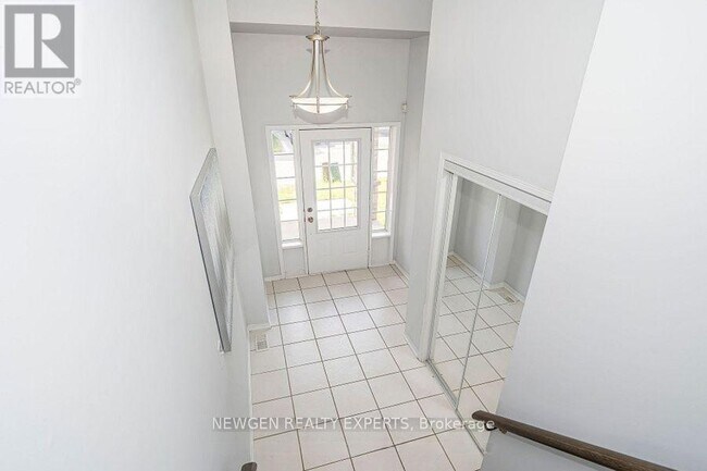 Building Photo - 527 Rossland Rd E