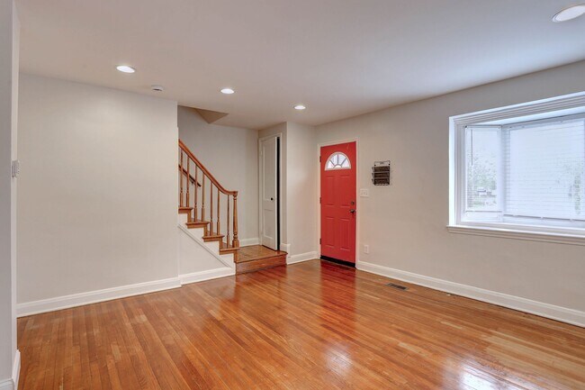 Building Photo - 3-Bedroom 2-Bath Row Home Minutes from Mor...