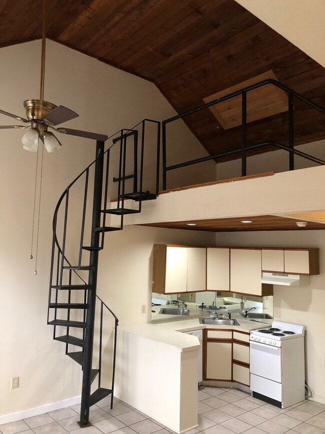 Foto del edificio - Bungalow with Private Fenced Back Yard. Wa...