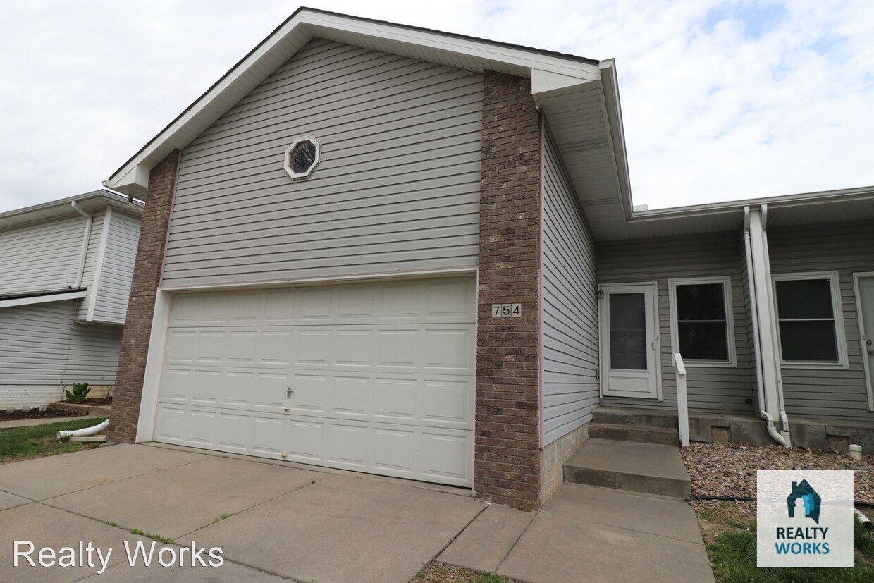 Primary Photo - 4 br, 2 bath House - 754 W Belmont