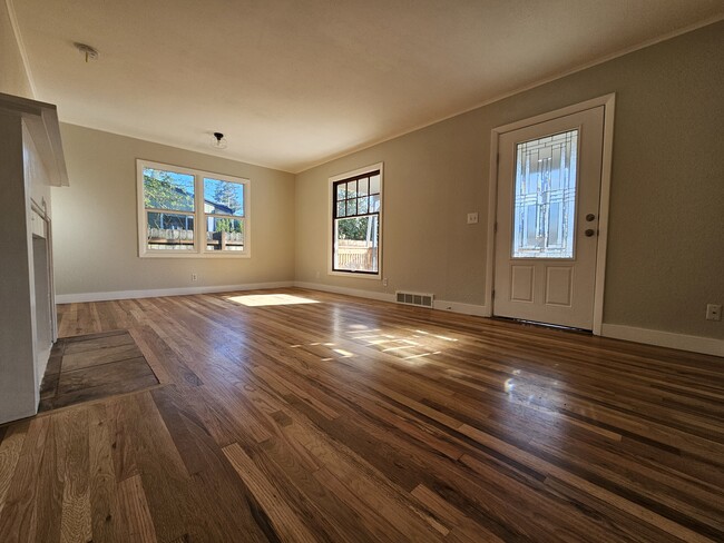 Living/Dining Room Combo - 13225 SE Oatfield Rd