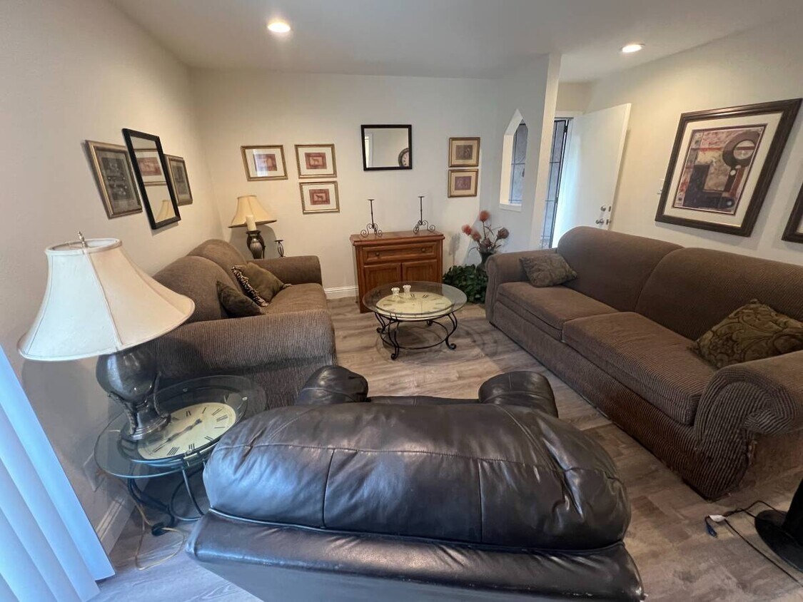 Living Room - 1550 W Ashlan Ave