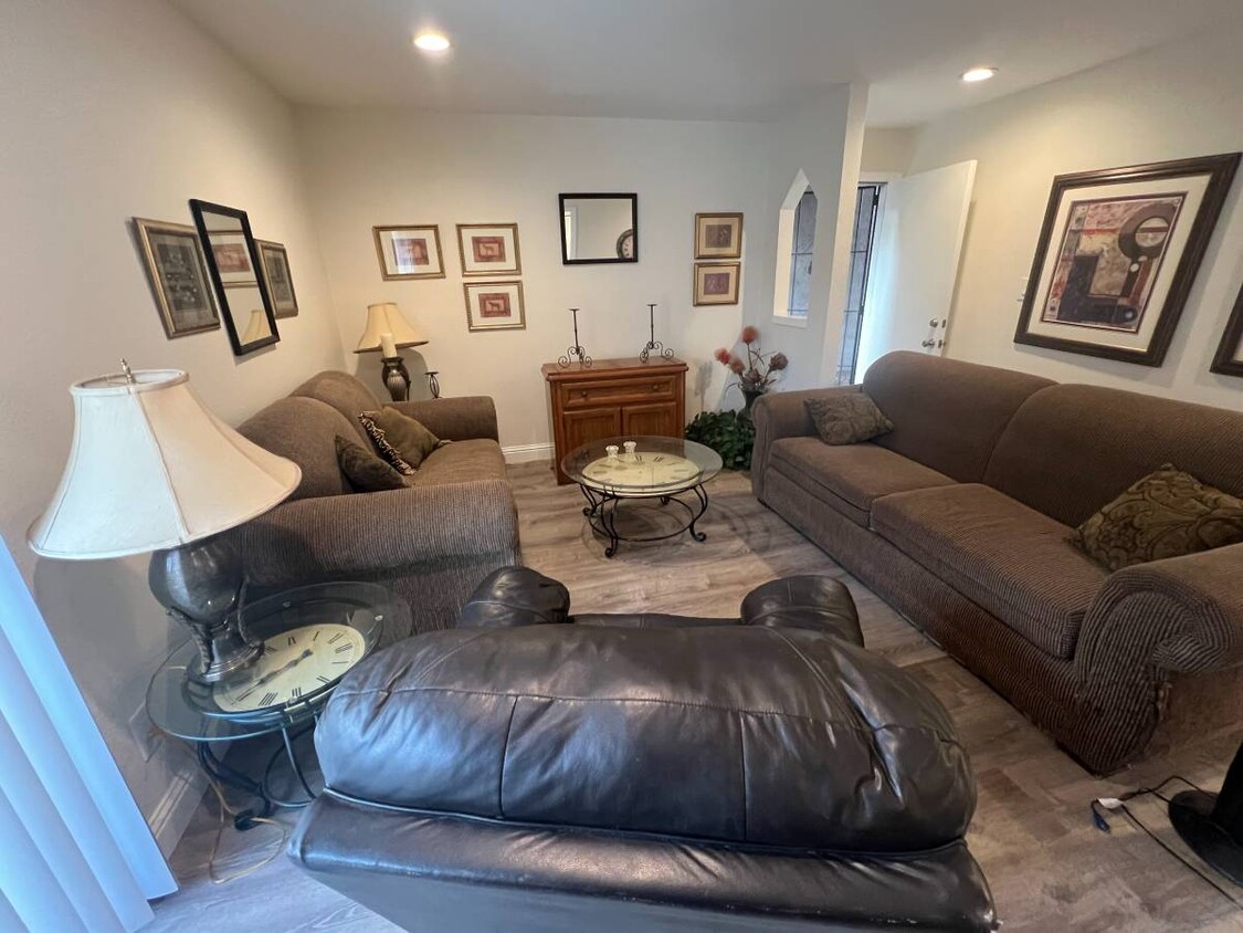 Living Room - 1550 W Ashlan Ave