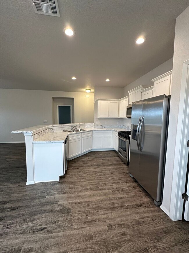 Foto del edificio - PRELEASING NOW | 3 Bed, 2 Bath Home with Open Layout in East Village
