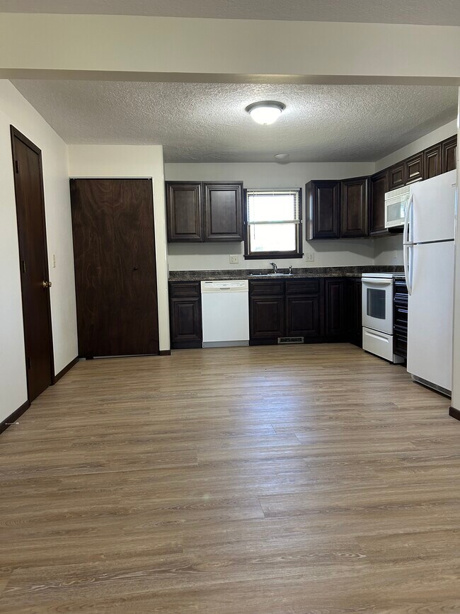 609 Nelson Dr, Lebanon, MO 65536 Apartments in Lebanon, MO