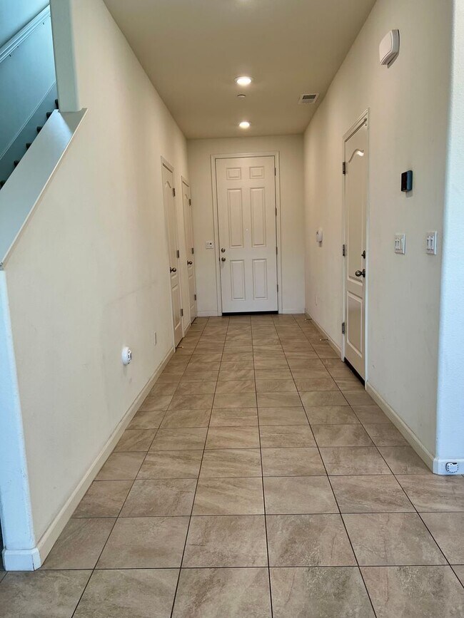 Building Photo - Sparkling and Spacious home in Elk Grove i...