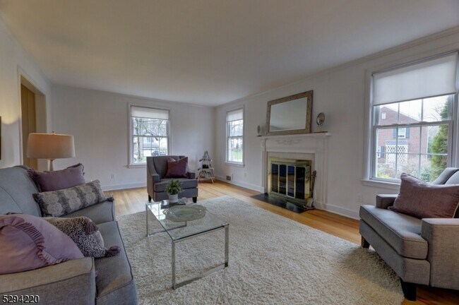 Building Photo - 305 Lupine Way