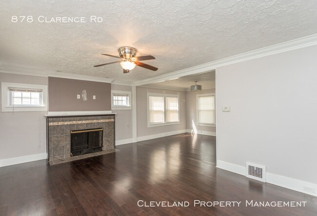 Building Photo - Darling Cleveland Hts Colonial!
