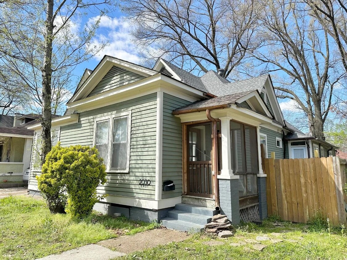 Primary Photo - 2030 Young Ave