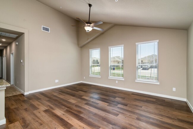 Foto del edificio - GORGEOUS 3 BEDROOM FOUR PLEX LOCATED IN MI...