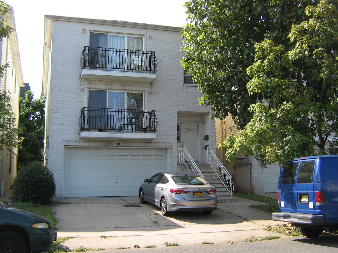 Front - 189 Broad St