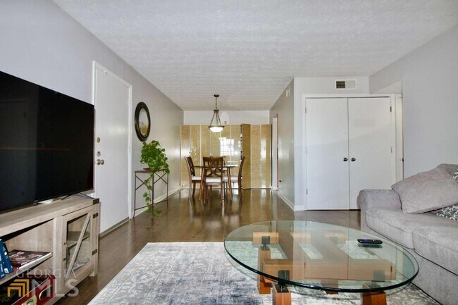 Building Photo - 2955 Seven Pines Ln