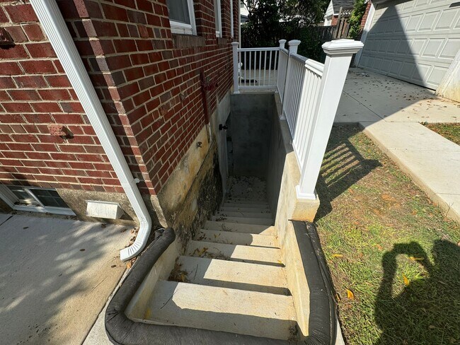 Building Photo - 1409 N Wakefield St