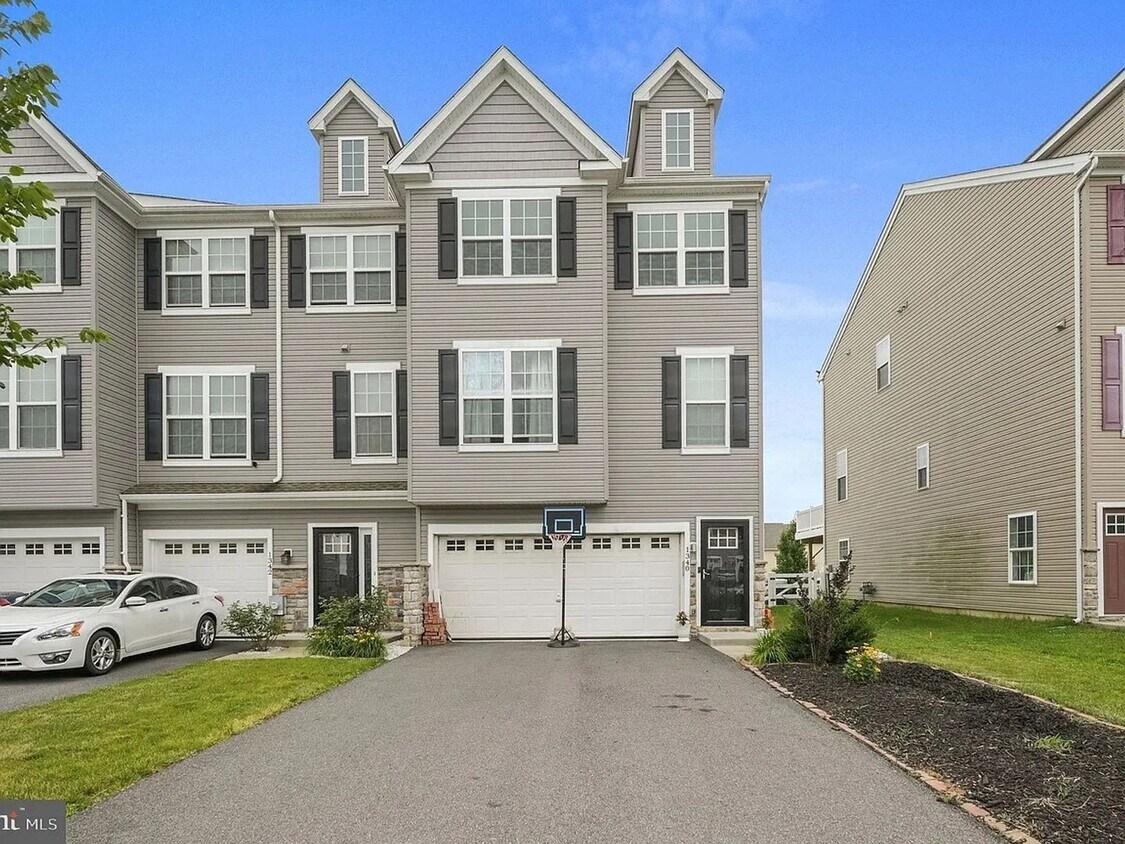Foto principal - Spacious 3BR 3.5 Bath Townhome (Pet Friend...