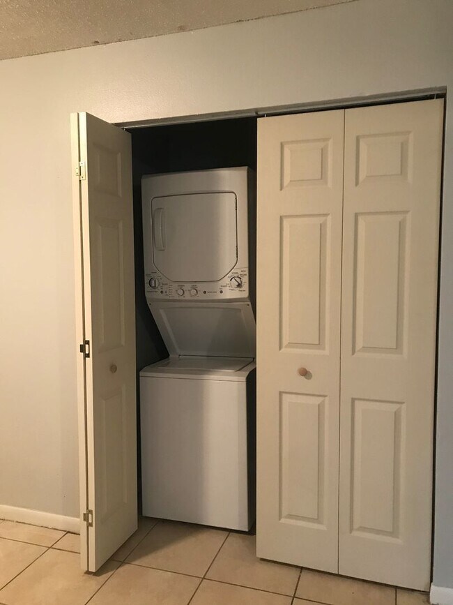 Foto del edificio - SPACIOUS RANCH STYLE 3 BEDROOM 2 FULL BATH...