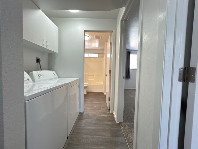 Building Photo - No Pet Fees! Wood Circle Home!