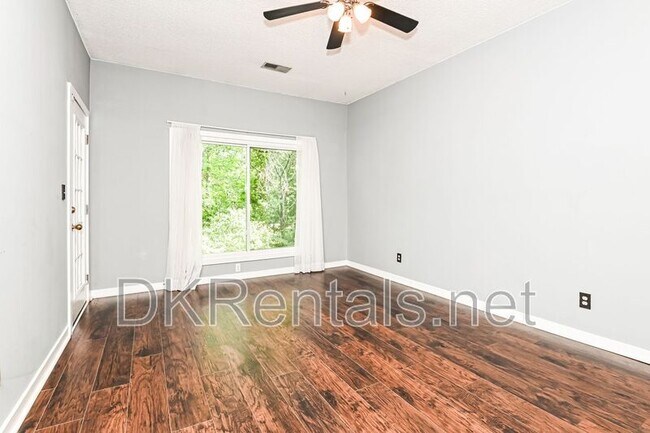 Building Photo - 8207 Fairview Bluff