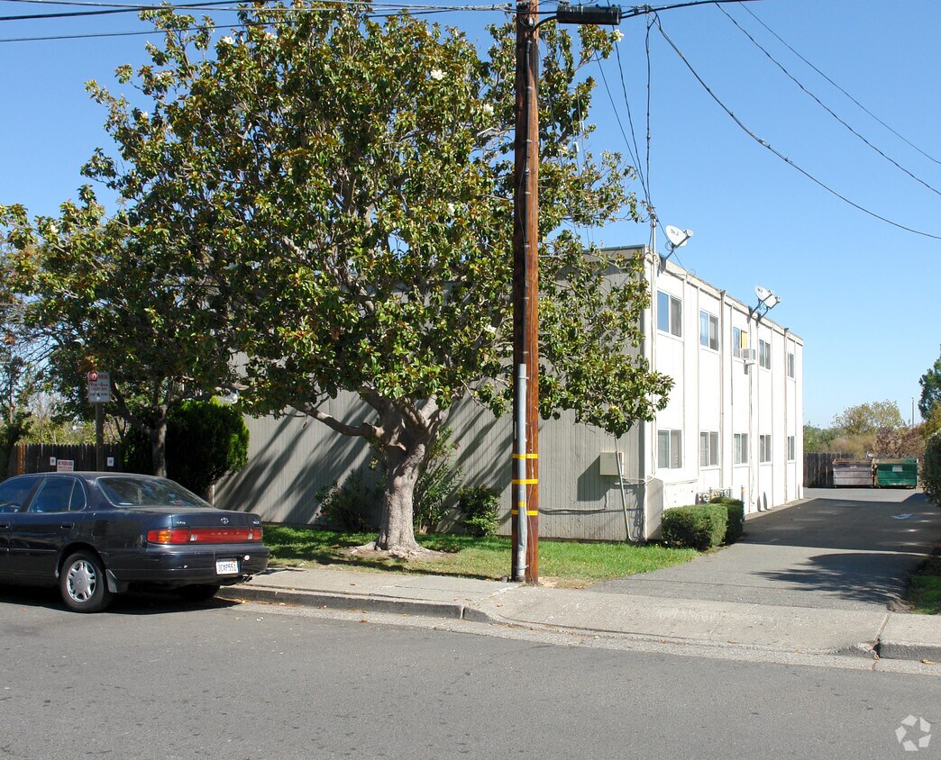 Foto del edificio - 1320 Leafwood Dr