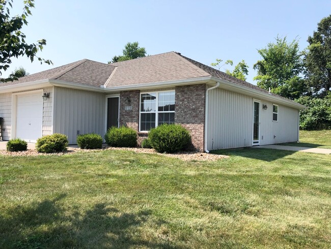 Building Photo - 2 Bed Single Level Duplex in Grain Valley