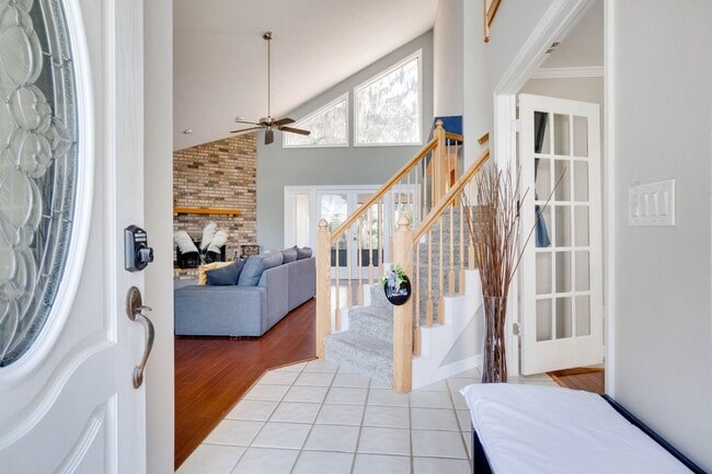 Foto del edificio - FOR RENT!!! STUNNING AND SPACIOUS SINGLE FAMILY HOME WITH LAKE VIEW...