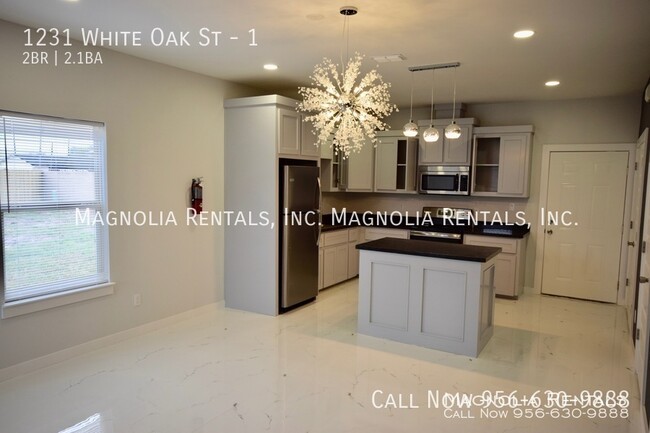 Foto del edificio - Half Off First Months Rent-West Oaks Apart...