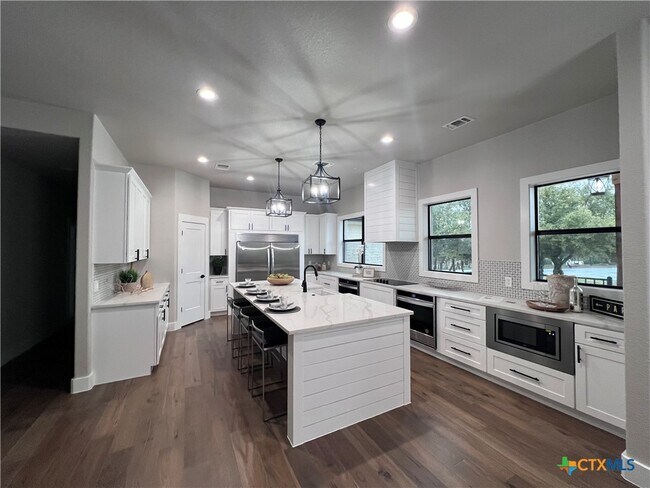 Building Photo - 725 Winding View