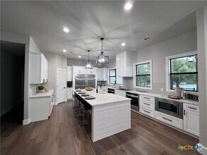 Building Photo - 725 Winding View