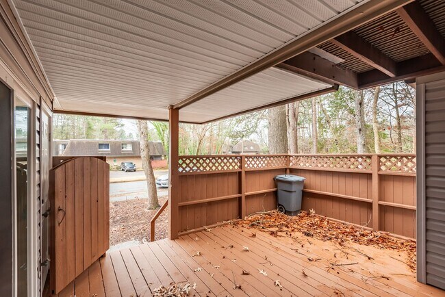 Building Photo - 3 Bedroom Townhouse Near UNC!