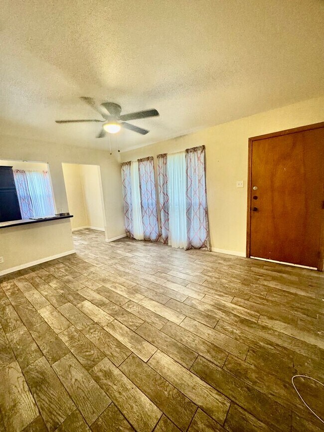 Building Photo - Lexington Subdivision-3/2-Move in ready! Call and schedule today!