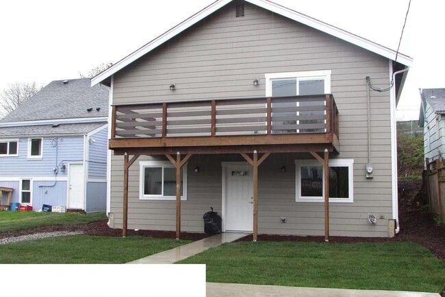 Building Photo - 7 Bedroom, 2 bath home located minutes fro...