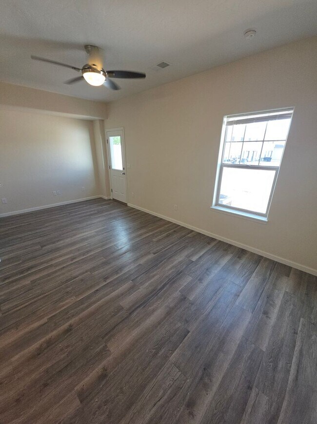 Foto del edificio - 3 Bed 2.5 Bath PRIME location Townhome!!