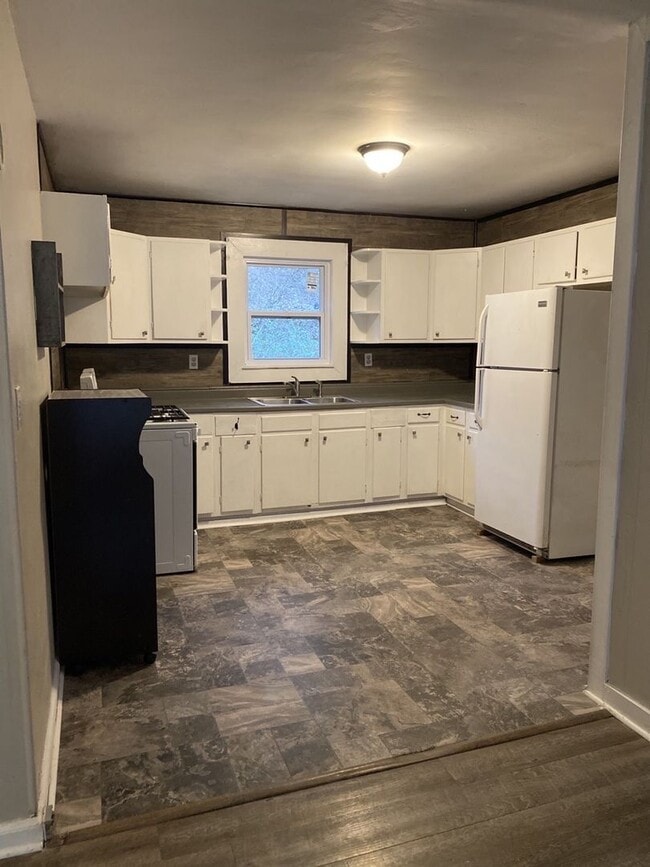 Building Photo - Charming 3 Bedroom Home Minutes from Northshore & Red Bank!