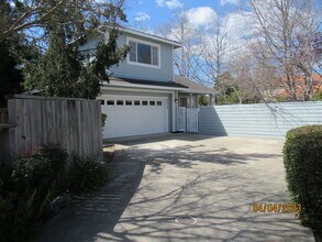 Building Photo - 4570 Stillson St