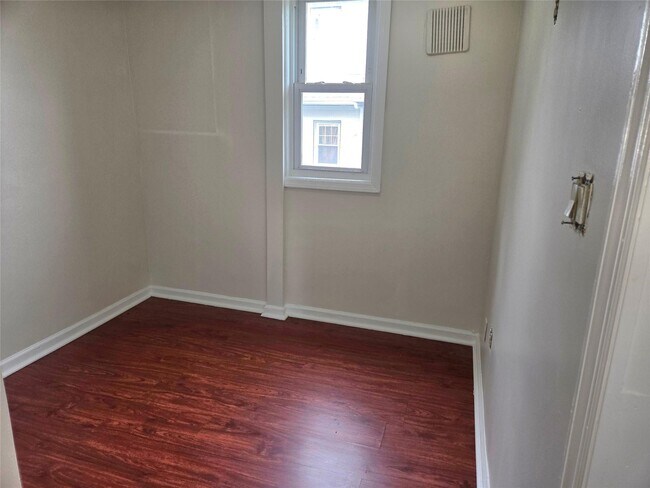 Foto del edificio - 426 Dunham Ave