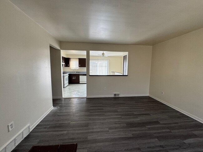 Foto del edificio - 16024 Wellington Ave