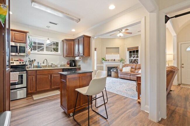 Building Photo - Charming Downtown Raleigh Home – Walkable Location!