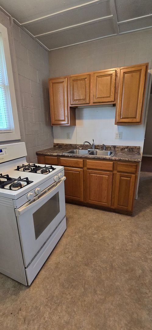 Foto del edificio - Spacious 1 bed with Storage Shed!