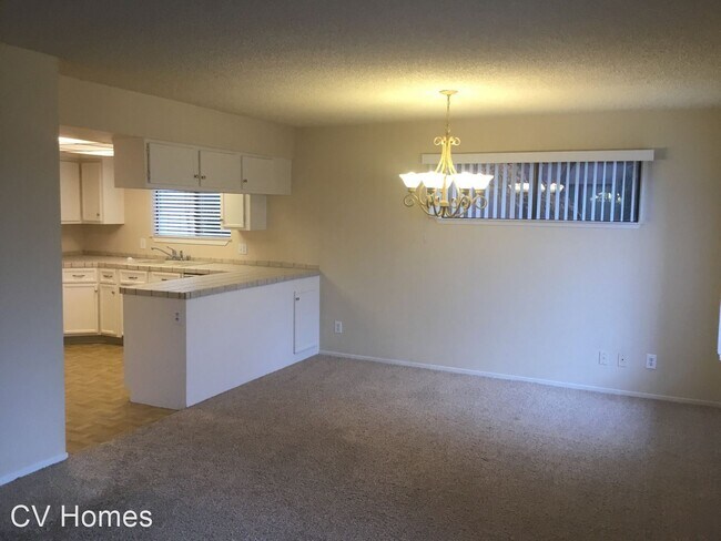 Building Photo - 3 br, 2.5 bath House - 539 W. Parlier Ave. #4