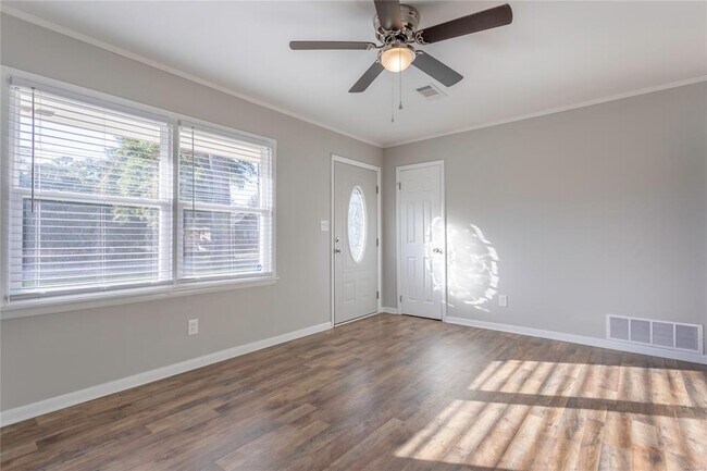 Building Photo - 221 Moncrief St