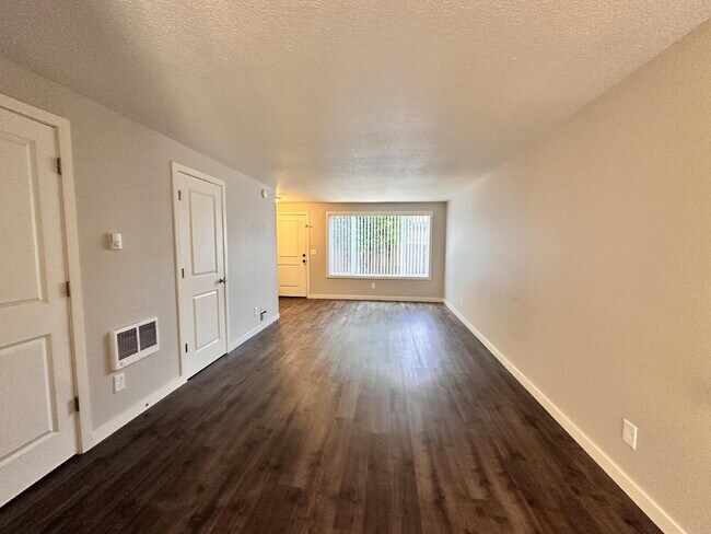 Foto del edificio - **One Portable AC Unit included**  Recentl...